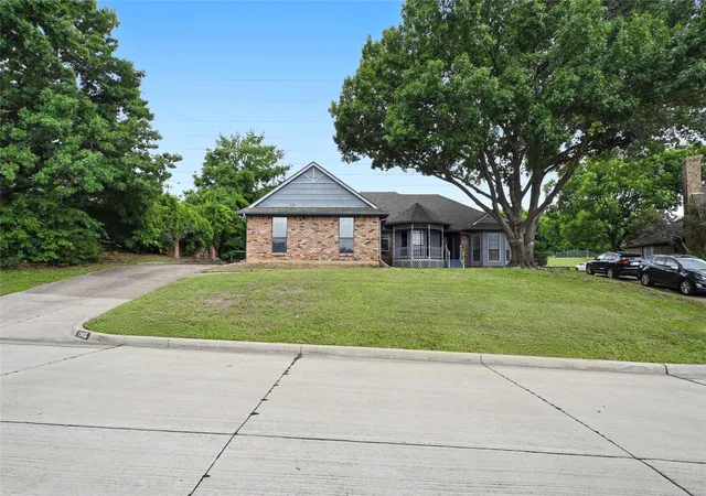 2nd image of 1905 Wedgewood Dr, Grand Prairie, TX 75050 | MLS# 21295147