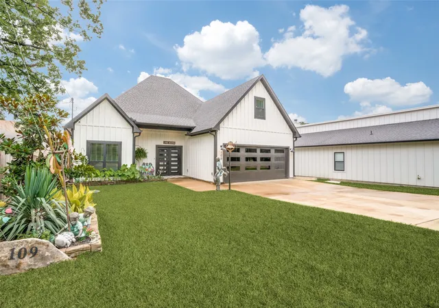 Photo 2 of Single family home for sale at 109 Autumn Wood Trl, Gun Barrel City, TX 75156 | MLS# 21275972 | Listing updated on 2026-08-25