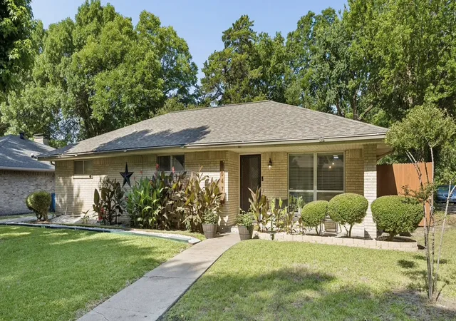 Photo 2 of Single family home for sale at 1047 Westlake Dr, De Soto, TX 75115 | MLS# 21291344 | Listing updated on 2026-08-31