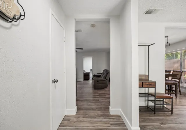 Photo 3 of Single family home for sale at 1047 Westlake Dr, De Soto, TX 75115 | MLS# 21291344 | Listing updated on 2026-08-31