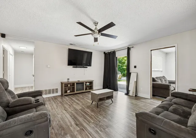 Photo 4 of Single family home for sale at 1047 Westlake Dr, De Soto, TX 75115 | MLS# 21291344 | Listing updated on 2026-08-31