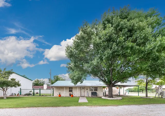Photo 1 of Single family home for sale at 307 E Loop Dr, Brady, TX 76825 | MLS# 21292943 | Listing updated on 2026-07-25