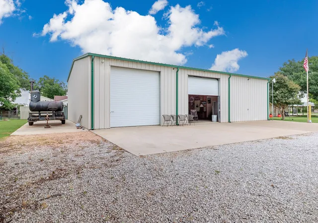 Photo 3 of Single family home for sale at 307 E Loop Dr, Brady, TX 76825 | MLS# 21292943 | Listing updated on 2026-07-25