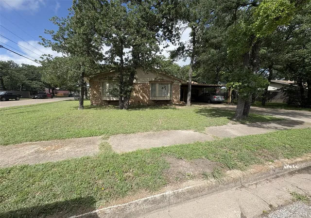 Homes for sale in Lacy Lakeview, TX | 212 S Norma Dr, Lacy Lakeview, TX 76705 | MLS# 21296631