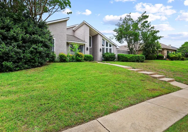 Photo 2 of Sale Pending at 1925 Country Club Dr, Plano, TX 75074 | MLS# 21296073 | Listing updated on 2026-08-21