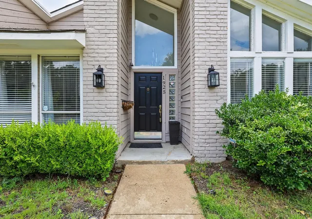 Photo 3 of Sale Pending at 1925 Country Club Dr, Plano, TX 75074 | MLS# 21296073 | Listing updated on 2026-08-21