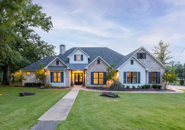 Photo 2 of Single family home for sale at 201 Sandpiper Dr, Mabank, TX 75156 | MLS# 21288518 | Listing updated on 2026-09-06