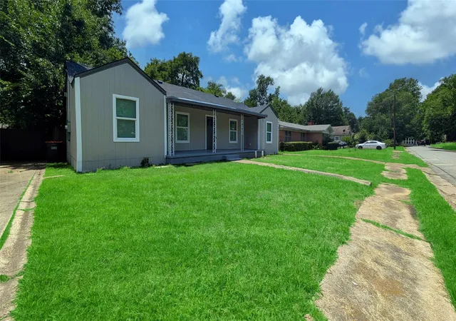 Photo 2 of Single family home for sale at 1404 E Polk St, Paris, TX 75460 | MLS# 21297032 | Listing updated on 2026-08-27