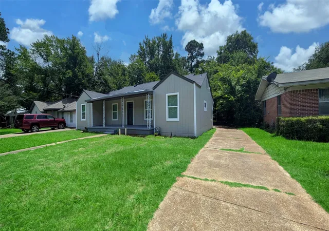 Photo 3 of Single family home for sale at 1404 E Polk St, Paris, TX 75460 | MLS# 21297032 | Listing updated on 2026-08-27