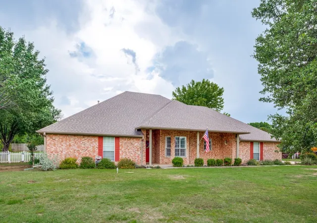 Homes for sale in Justin, TX | 511 N Hardeman Cir, Justin, TX 76247 | MLS# 21297228