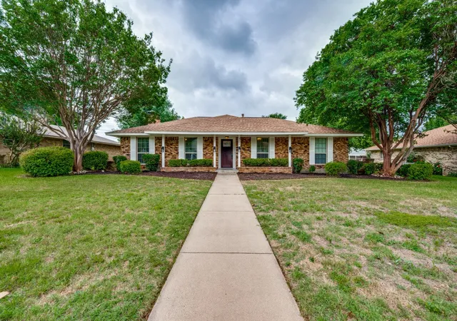 Photo 1 of Single family home for sale at 301 Hillcrest Dr, Midlothian, TX 76065 | MLS# 21296811 | Listing updated on 2026-08-22