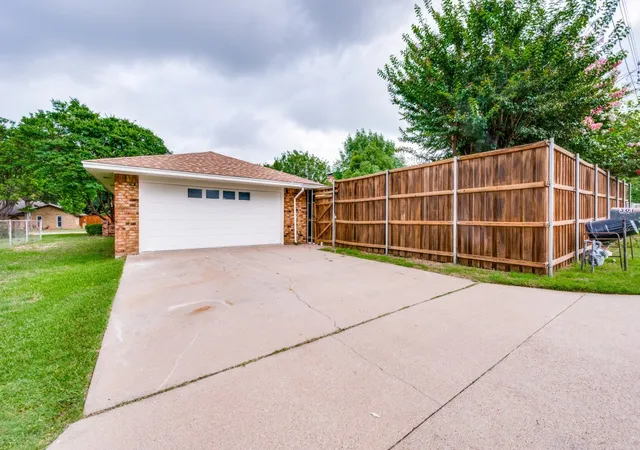 Homes for sale in Midlothian, TX | 301 Hillcrest Dr, Midlothian, TX 76065 | MLS# 21296811
