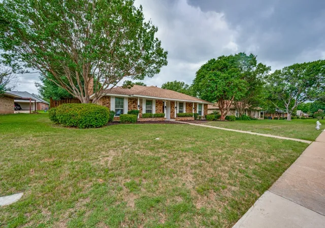 Photo 2 of Single family home for sale at 301 Hillcrest Dr, Midlothian, TX 76065 | MLS# 21296811 | Listing updated on 2026-08-22