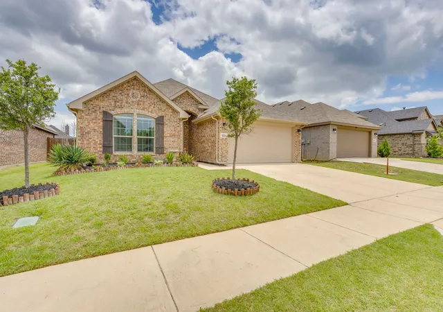 Photo 3 of Single family home for sale at 533 Lela Cir, Keene, TX 76059 | MLS# 21296833 | Listing updated on 2026-07-23