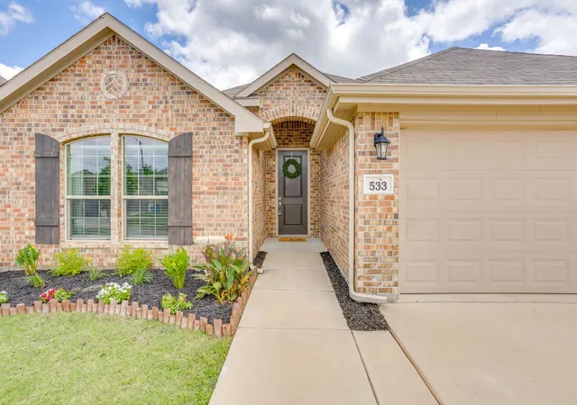 Photo 4 of Single family home for sale at 533 Lela Cir, Keene, TX 76059 | MLS# 21296833 | Listing updated on 2026-07-23