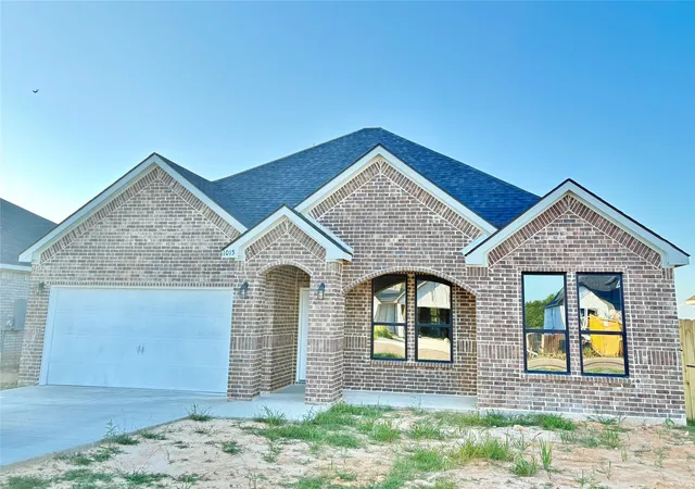 Photo 1 of Sale Pending at 1015 Springview Ln, Mabank, TX 75147 | MLS# 21297403 | Listing updated on 2026-09-04