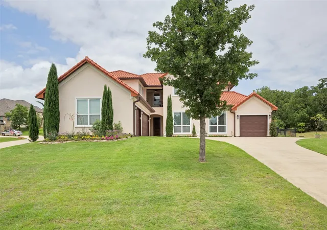 Photo 3 of Single family home for sale at 2501 Oak Bluff Dr, Corinth, TX 76210 | MLS# 21297539 | Listing updated on 2026-08-18