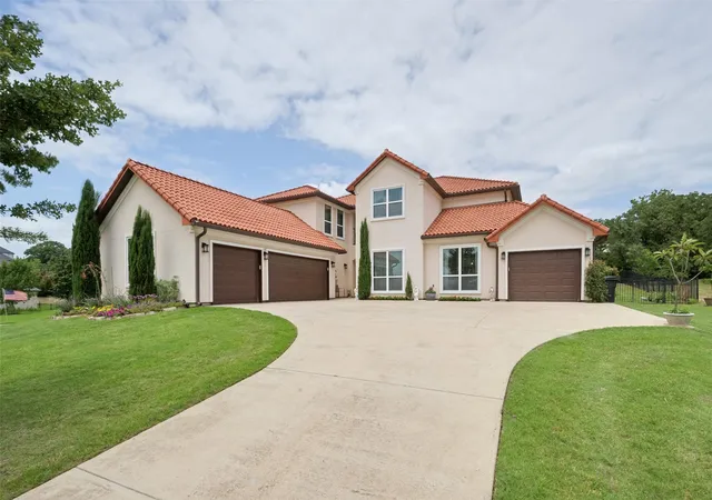 Photo 3 of Single family home for sale at 2501 Oak Bluff Dr, Corinth, TX 76210 | MLS# 21297539 | Listing updated on 2026-08-18