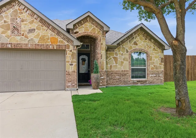 Homes for sale in Burleson, TX | 800 Silverthorne Dr, Burleson, TX 76028 | MLS# 21288035
