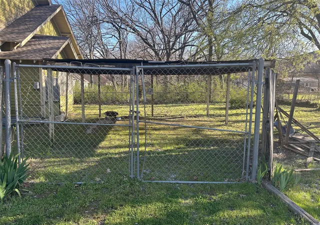 Photo 3 of House for sale at 701 S Clements St, Gainesville, TX 76240 | MLS# 21297596 | Listing updated on 2026-09-15