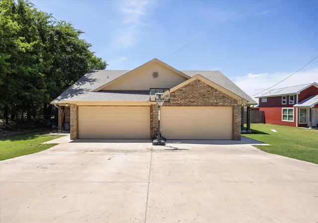 Homes for sale in Tolar, TX | 403 W 5th St, Tolar, TX 76476 | MLS# 21293959