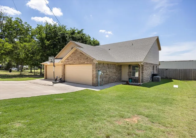 Homes for sale in Tolar, TX | 403 W 5th St, Tolar, TX 76476 | MLS# 21293959