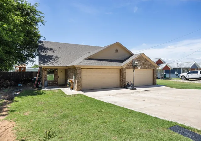 Homes for sale in Tolar, TX | 403 W 5Th St, Tolar, TX 76476 | MLS# 21293959