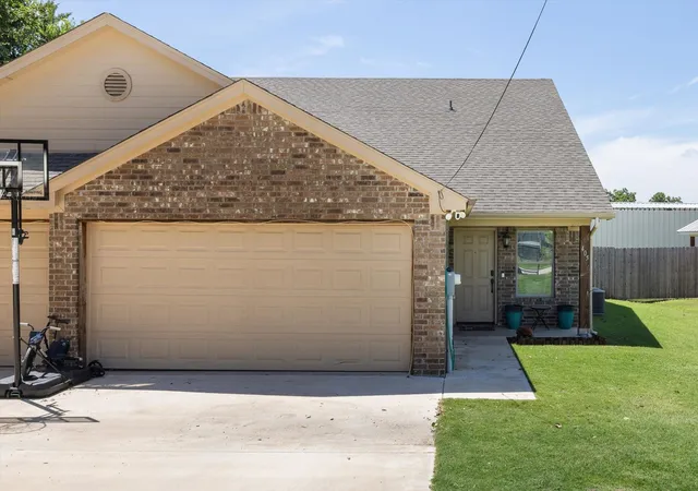 Homes for sale in Tolar, TX | 403 W 5Th St, Tolar, TX 76476 | MLS# 21293959