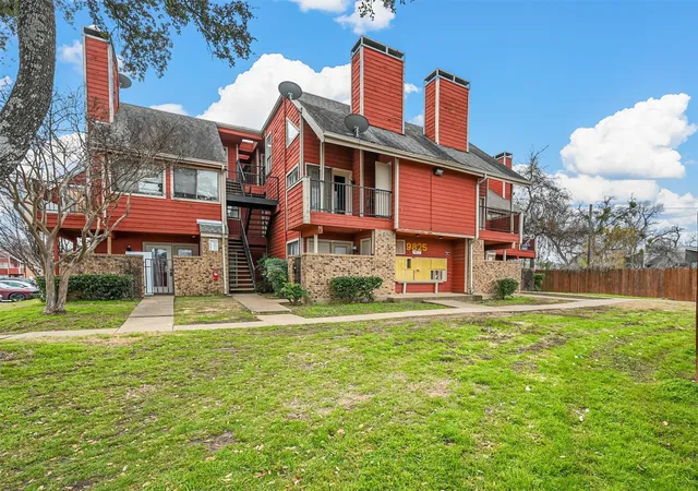 Photo 2 of Condo for sale at 9825 Walnut St #206, Dallas, TX 75243 | MLS# 21297673 | Listing updated on 2026-08-04