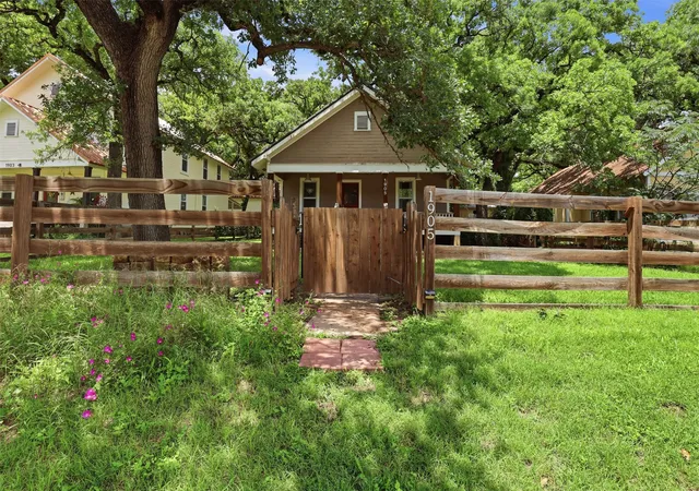 Homes for sale in Weatherford, TX | 1905 Old Dicey Rd, Weatherford, TX 76085 | MLS# 21297276