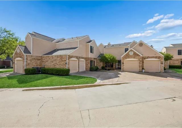 Homes for sale in Irving, TX | 217 Cimarron Trl #5, Irving, TX 75063 | MLS# 21297678