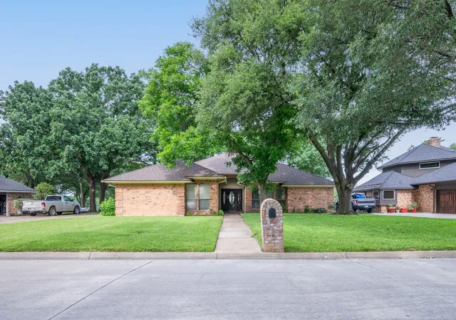 Photo 1 of Single family home for sale at 1525 Inverness Rd, Mansfield, TX 76063 | MLS# 21297497 | Listing updated on 2026-07-25