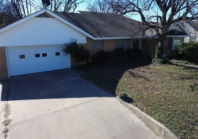 Homes for sale in Comanche, TX | 1306 E Central, Comanche, TX 76442 | MLS# 21297928