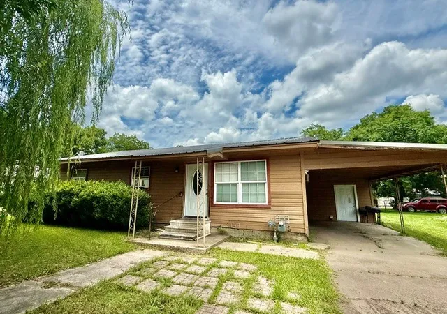 Single family home for sale at 805 W 3Rd St, Clarksville, TX 75426 | MLS# 21298147