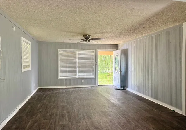 Photo 3 of Single family home for sale at 805 W 3rd St, Clarksville, TX 75426 | MLS# 21298147 | Listing updated on 2026-08-22