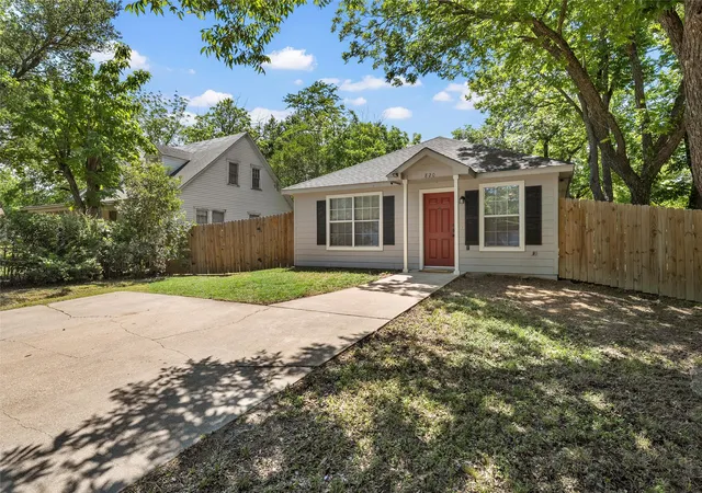 Photo 3 of Sale Pending at 820 N 14th St, Temple, TX 76501 | MLS# 21298150 | Listing updated on 2026-08-23