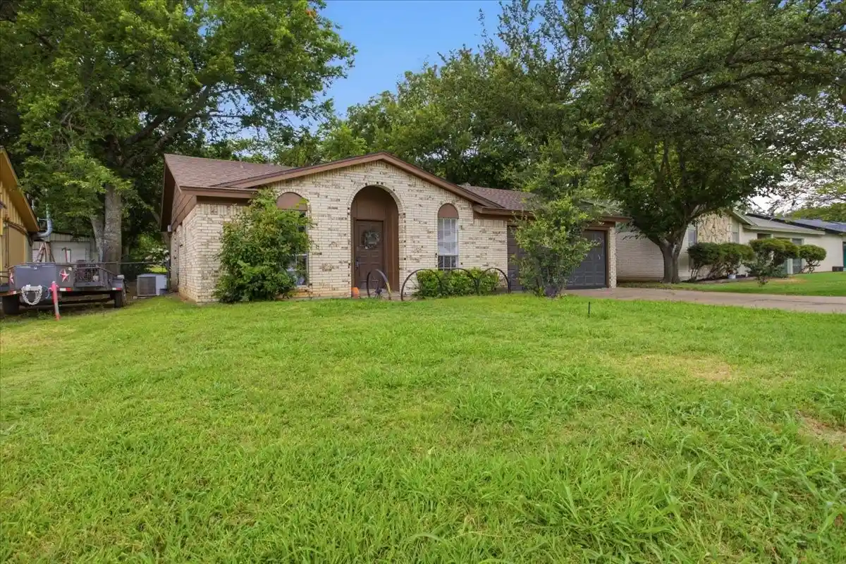 Photo 1 of Single family home for sale at 701 N Douglas Ave, Cleburne, TX 76033 | MLS# 21296535 | Listing updated on 2026-10-21