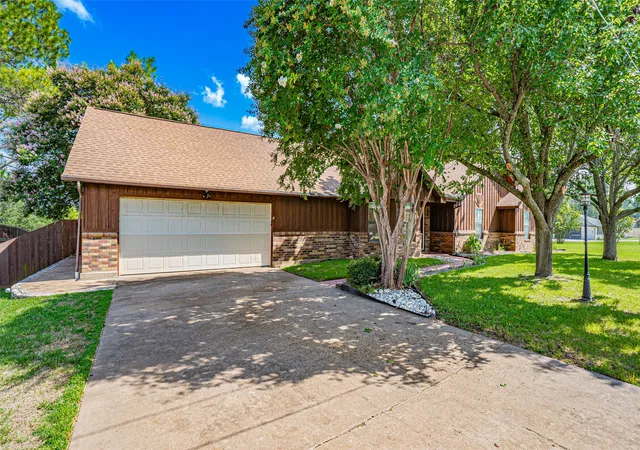 Photo 3 of Single family home for sale at 3713 Indian Creek Trl, Granbury, TX 76049 | MLS# 21296832 | Listing updated on 2026-07-24