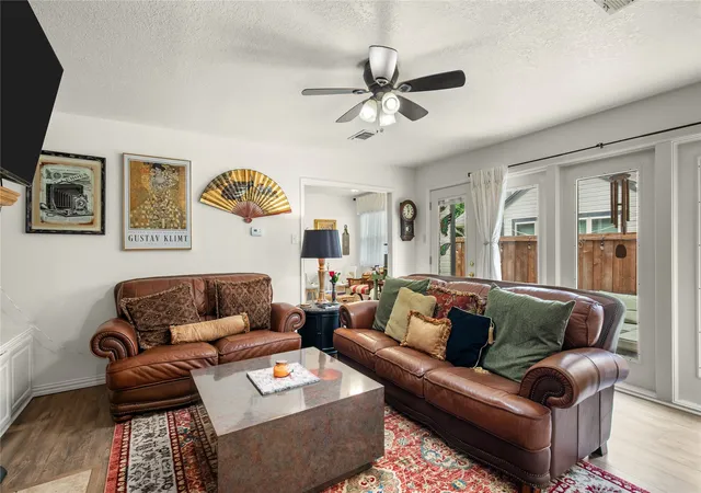 Photo 3 of House for sale at 1006 W Washington St, Sherman, TX 75092 | MLS# 21298319 | Listing updated on 2026-09-03