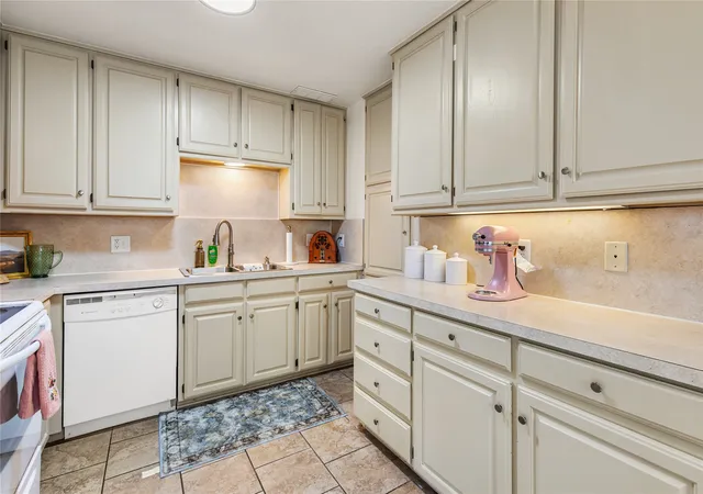 Photo 4 of House for sale at 1006 W Washington St, Sherman, TX 75092 | MLS# 21298319 | Listing updated on 2026-09-03