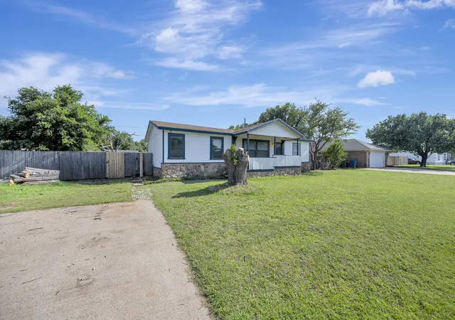 Photo 3 of Manufactured home for sale at 305 Branson Rd, Roanoke, TX 76262 | MLS# 21298306 | Listing updated on 2026-08-22