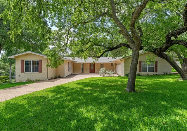 Homes for sale in Woodway, TX | 640 Cardinal Dr, Woodway, TX 76712 | MLS# 21295832