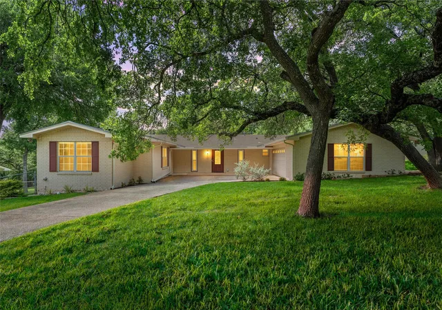 Homes for sale in Woodway, TX | 640 Cardinal Dr, Woodway, TX 76712 | MLS# 21295832