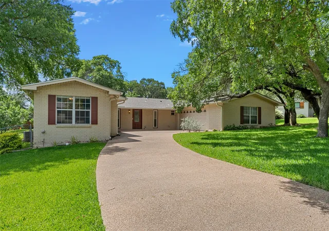 Homes for sale in Woodway, TX | 640 Cardinal Dr, Woodway, TX 76712 | MLS# 21295832