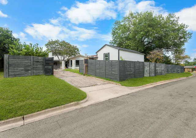 Homes for sale in Waco, TX | 2300 Mount Carmel Dr, Waco, TX 76710 | MLS# 21297606