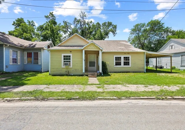 Homes for sale in Bonham, TX | 217 W 7th St, Bonham, TX 75418 | MLS# 21297967