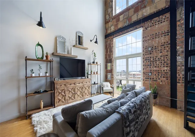 Photo 3 of Condo for sale at 1122 Jackson St #1103, Dallas, TX 75202 | MLS# 21298200 | Listing updated on 2026-09-15