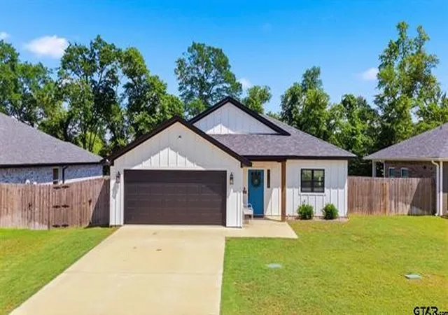Homes for sale in Lindale, TX | 17018 Crossing Cir, Lindale, TX 75771 | MLS# 21298023