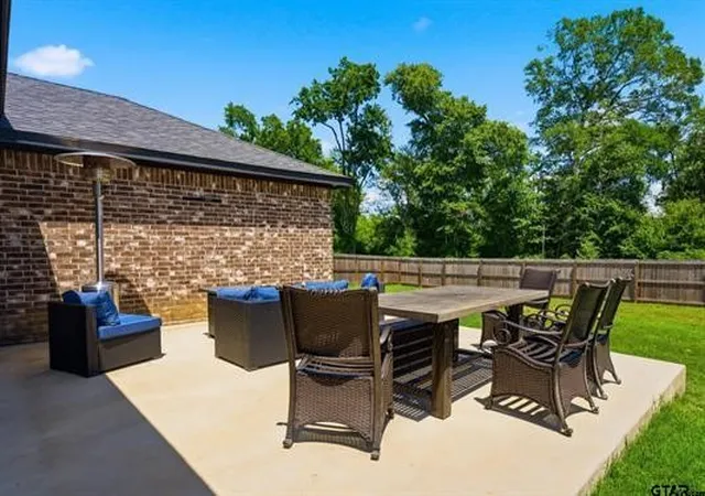 Homes for sale in Lindale, TX | 17018 Crossing Cir, Lindale, TX 75771 | MLS# 21298023