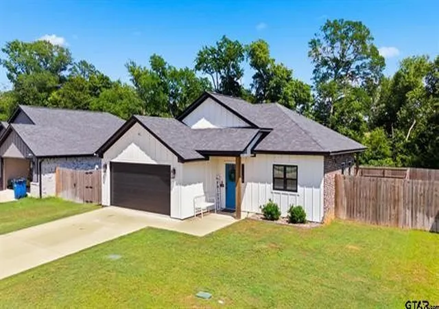 Homes for sale in Lindale, TX | 17018 Crossing Cir, Lindale, TX 75771 | MLS# 21298023
